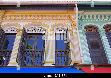 Bunte windows auf Peranakan Häuser in Singapur Stockfoto