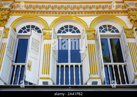 Bunte windows auf Peranakan Häuser in Singapur Stockfoto