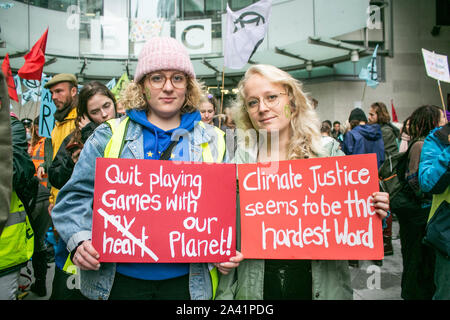 London, UK, 11. Oktober 2019. Klima Aktivisten vor dem Aussterben Rebellion Klettern auf dem Glasdach und den Vorplatz der BBC Broadcasting House besetzen wie das Gebäude, Journalisten, Verriegelung und beschuldigte die British Broadcasting Service des Schweigens über den Klimawandel. Credit: Amer ghazzal/Alamy leben Nachrichten Stockfoto