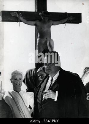 Okt. 10, 1962 - ORSON WELLES ist ein Schauspieler, der in ''''Ropopag ein original Bildschirm spielen, die einige der berühmtesten italienischen und ausländischen Akteure Stern. Welles wird von italienischen Schriftsteller und Regisseur S. Pasolini gerichtet werden. Im Segment, 'Quark' ('La Ricotta"), Welles auf dem mit einem gekreuzigten Mann hinter Hi hängenden Set gesehen wird. (Bild: © Keystone Presse Agentur/Keystone USA über ZUMAPRESS.com) Stockfoto