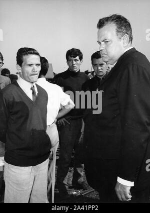 1962 - Orson Welles, Recht, spricht mit dem Schriftsteller und Direktor des La Ricotta segment PIER PAOLO PASOLINI, Links. (Bild: © Keystone Presse Agentur/Keystone USA über ZUMAPRESS.com) Stockfoto