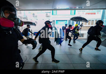 29. September 2019. Wanchai, Hongkong. Pro Demokratie Demonstranten kostenlos zur bereitschaftspolizei auf Fußgänger Autobahnbruecke in Wanchai Bezirk von Hong Kong. Stockfoto