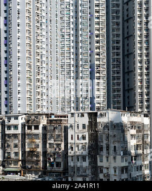 Kontrast zwischen alten und neuen Apartment Blocks, an Shek Kip Mei in Kowloon, Hong Kong. Stockfoto