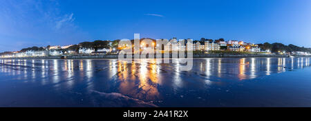 Meer an preisgekrönten Filey Strand in North Yorkshire. Panorama während der Blauen Stunde vor Sonnenaufgang bei Ebbe - top sechs Strände in der Welt Stockfoto