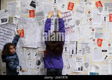 Oisin O'Connor, 9, und seine Schwester Eva O'Conor, 12, ein Aussterben Rebellion (XR) Aktion, wo Demonstranten vor dem Ministerium für Kommunikation tapeziert, Klimawandel und Umwelt, Dublin, Seiten mit der Wissenschaft, der die klimatischen Auswirkungen des fracked Gas. Stockfoto