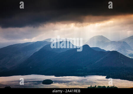 Stürmische Blick über Derwent Water und Cat Glocken im Lake District, Cumbria aus Latrigg genommen. Stockfoto