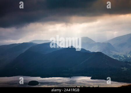 Stürmische Blick über Derwent Water und Cat Glocken im Lake District, Cumbria aus Latrigg genommen. Stockfoto