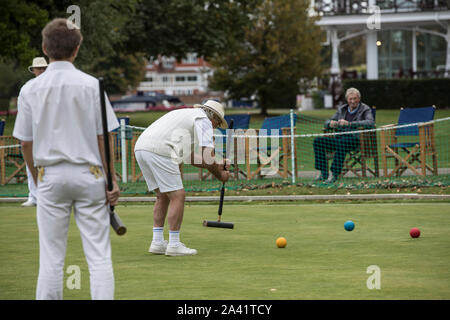 Chris Roberts an Phyllis Gericht V Nottingham in der National Golf Croquet - schlagen Sie Meisterschaft finale bei Phyllis Gericht Club, Henley on Thames, Großbritannien Stockfoto