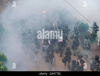 Hongkong, 29. September 2019. Die bereitschaftspolizei Gebühr pro-demokratischen Demonstranten durch Gas in Admiralty Stadtteil von Hong Kong. Stockfoto