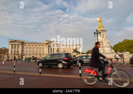 Verschwommen Radfahrer und Autos auf der Mall außerhalb der Buckingham Palace in London. Stockfoto