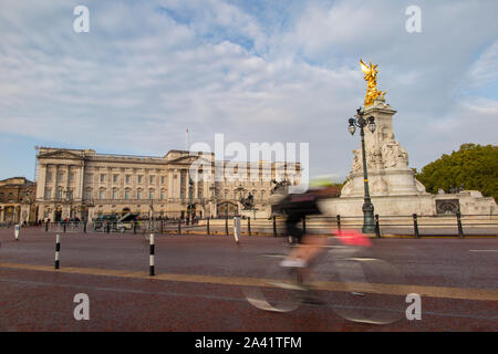 Verschwommen Radfahrer und Autos auf der Mall außerhalb der Buckingham Palace in London. Stockfoto