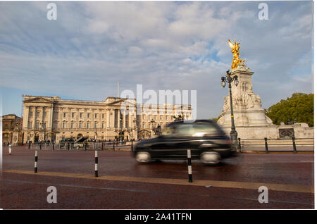 Verschwommen Radfahrer und Autos auf der Mall außerhalb der Buckingham Palace in London. Stockfoto