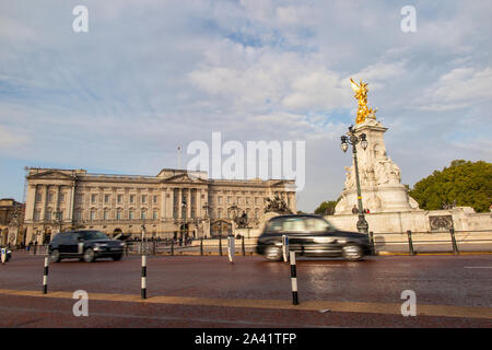 Verschwommen Radfahrer und Autos auf der Mall außerhalb der Buckingham Palace in London. Stockfoto