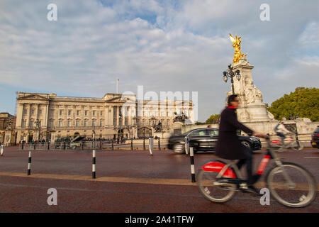 Verschwommen Radfahrer und Autos auf der Mall außerhalb der Buckingham Palace in London. Stockfoto