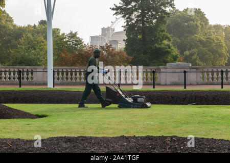 Ein Gärtner, der Mäht den Rasen am Buckingham Palace Royal in der Vorbereitung für einen Besuch Stockfoto