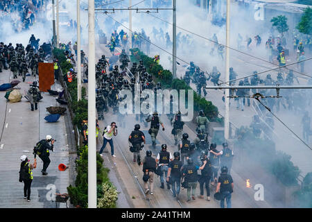 Hongkong, 29. September 2019. Die bereitschaftspolizei Gebühr pro-demokratischen Demonstranten durch Gas in Admiralty Stadtteil von Hong Kong. Stockfoto