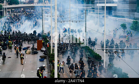 Hongkong, 29. September 2019. Die bereitschaftspolizei Gebühr pro-demokratischen Demonstranten durch Gas in Admiralty Stadtteil von Hong Kong. Stockfoto