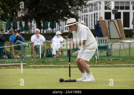 Chris Roberts an Phyllis Gericht V Nottingham in der National Golf Croquet - schlagen Sie Meisterschaft finale bei Phyllis Gericht Club, Henley on Thames, Großbritannien Stockfoto