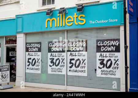 Rund um die Stadt von Hereford, in Herefordshire, UK. Die Millets Store das Schließen Stockfoto