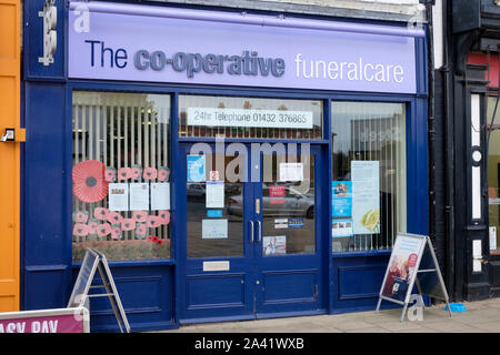 Rund um die Stadt von Hereford, in Herefordshire, UK. Co-operative Beerdigung pflege Shop vor. Stockfoto