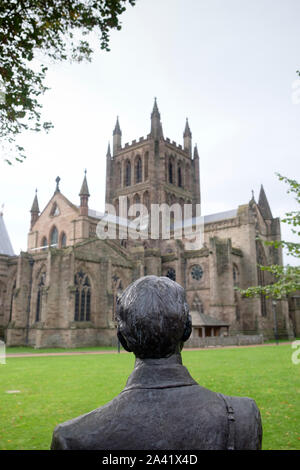 Detail der Statue von Sir Edward Elgar in der Kathedrale zu schließen. Von Jemma Pearson geformt. In der Stadt Hereford, in Herefordshire, UK. Stockfoto