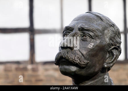 Detail der Statue von Sir Edward Elgar in der Kathedrale zu schließen. Von Jemma Pearson geformt. In der Stadt Hereford, in Herefordshire, UK. Stockfoto