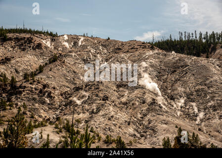 Dampfende Fumarolen am prasselnden Berge in Yellowstone Stockfoto