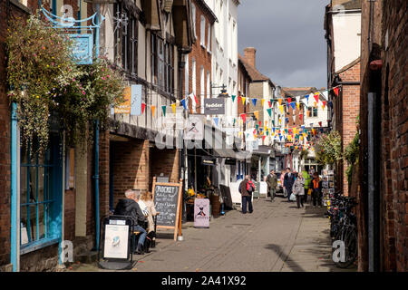 Rund um die Stadt von Hereford, in Herefordshire, UK Blick entlang Kirche St mit Sonnenschein und dunkle Wolken. Stockfoto