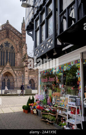 Rund um die Stadt von Hereford, in Herefordshire, UK Sarah Janes Florist mit der Kathedrale in den Boden zurück Stockfoto