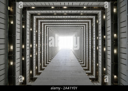 Auf der Suche nach oben durch das Atrium des sozialen Wohnungsbaus Apartment Block an Choi Hung in Kowloon, Hong Kong. Stockfoto