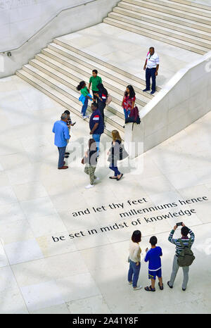 British Museum, Bloomsbury, London, England, UK. Zitat von Tennysons Gedicht "Die Zwei Stimmen" in der große Hof Stockfoto