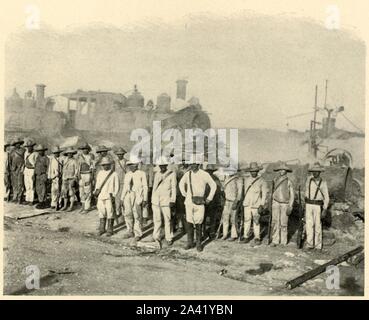 "Kubanischen Soldaten (?) neben Ruinen von Roundhouse, am Morgen des 23. Juni", Spanisch-Amerikanischen Krieg, Juni 1898, (1899). Eine Gruppe von Männern vor dampflokomotiven posieren. Von "Der Kleine sah ich von Kuba" von Burr McIntosh, mit Fotografien des Autors. (1898, US-amerikanischer Schauspieler und Journalisten William Burr McIntosh ging an Kuba den Spanisch-Amerikanischen Krieg für "Leslie's Weekly" als Reporter und Fotograf). [F. Tennyson Neely, London &Amp; New York, 1899] Stockfoto