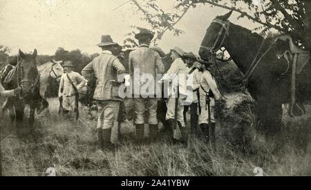 "Allgemeine Lawton Lernen von kubanischen Offiziere... 30. Juni', Spanisch-Amerikanischen Krieg, 1898, (1899). "Allgemeine Lawton Lernen von kubanischen Offiziere, wie El Caney könnte (Nicht) genommen Am nächsten Morgen werden; Allgemeine Shafter's Headquarters, Sonnenuntergang". General Henry Ware Lawton der US-Armee diskutiert Strategie am Vorabend der Schlacht von El Caney, kämpfte zwischen den Amerikanern und den Kubaner gegen die spanischen El Caney in der Nähe von Santiago de Cuba. Von "Der Kleine sah ich von Kuba" von Burr McIntosh, mit Fotografien des Autors. (1898, US-amerikanischer Schauspieler und Journalisten William Burr McIntosh ging, nach Kuba zu Abdeckung Stockfoto