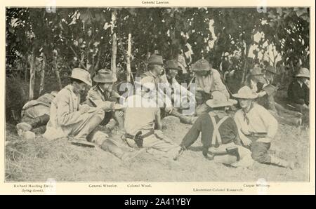 "Konferenz nach "Rough Riders" Battle', Spanisch-Amerikanischen Krieg, Juni 1898, (1899). Amerikanische Militärs und Kriegskorrespondenten: Journalist Richard Harding Davis (liegend), General Joseph Wheeler, General Henry Ware Lawton, allgemeine Leonard Wood, (künftige Präsident) Lieutenant Colonel Theodore Roosevelt, und der Journalist Caspar Whitney. Von "Der Kleine sah ich von Kuba" von Burr McIntosh, mit Fotografien des Autors. (1898, US-amerikanischer Schauspieler und Journalisten William Burr McIntosh ging an Kuba den Spanisch-Amerikanischen Krieg für "Leslie's Weekly" als Reporter zu decken Stockfoto