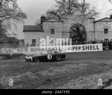 Ferrari 250 SWB dreht wie Jaguar E Typ vergeht. Stockfoto