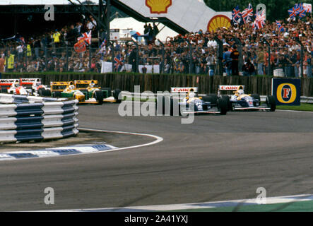 Williams Renault FW 14 B Ricardo Patrese führt Nigel Mansell in Copse, 1992 Der britische Grand Prix in Silverstone. Stockfoto