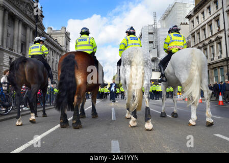 London, Großbritannien. Metropolitan montiert Polizisten sind im Einsatz in Whgitehall während eines Protestes vom Aussterben Rebellion, 8. Oktober 2019 Stockfoto
