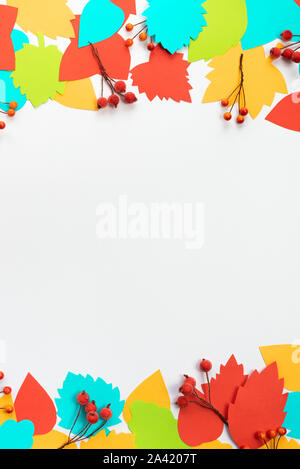 Herbst Zusammensetzung Rahmen. Papier farbigen Blätter, Zweige Beeren auf weißem Hintergrund. Das Konzept der Herbst. Flach Top View Stockfoto