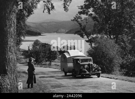 1934 Standard 16 mit Wohnwagen. Stockfoto