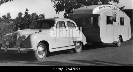 1951 Austin A 70 Hereford mit Wohnwagen. Stockfoto