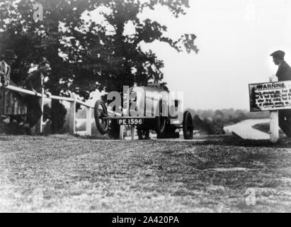 1925 AC 12-40auf Brooklands Test Hill. Stockfoto