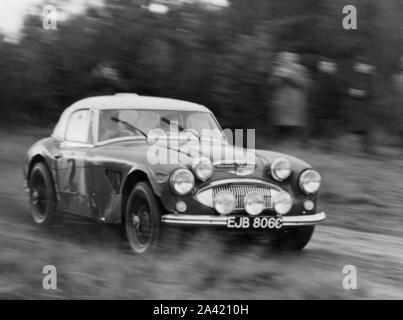 1965 Austin Healey 3000 Mk 3 von Timo Makinen während R.A.C. Rallye. Stockfoto