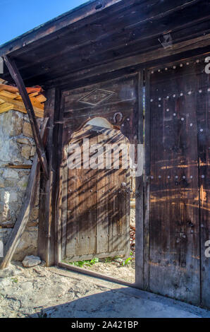 Alte Türen Klopfer und Schlösser in Koprivshtica Stadt, Bulgarien Stockfoto