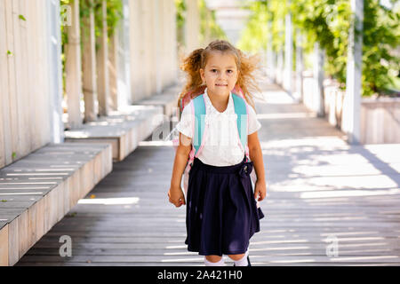 Portrait der Schule Kinder auf dem Weg in den Park (Fokus auf dem Mädchen) Stockfoto