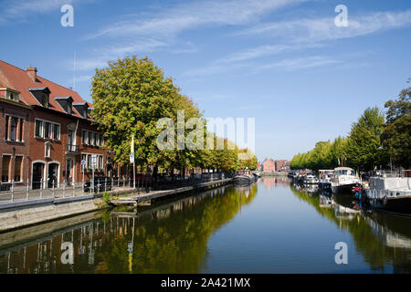 Bäume beginnen zu herbstlichen Farben im September zu drehen sind in den Kanal in Brügge, Belgien nieder. Stockfoto