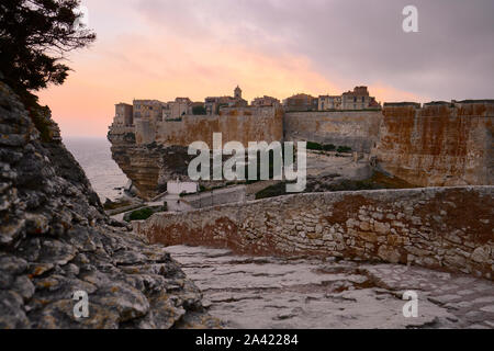 Der Küstenweg zu den Kalkstein Klippe Zitadelle Stadt Bonifacio liegt an der südlichen Spitze von der französischen Insel Korsika in der Dämmerung - Corse du Sud Frankreich Stockfoto