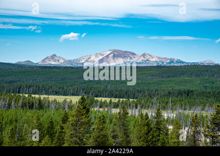 Aussicht auf die Berge vom Künstler painpots Bereich in Yellowstone Stockfoto