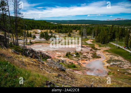 Blick auf die heissen Quellen und Geysire von Künstlern painpots Bereich in Yellowstone Stockfoto