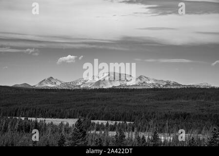 Aussicht auf die Berge vom Künstler painpots Bereich in Yellowstone Stockfoto