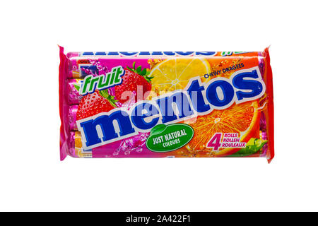 Packung mentos Frucht Bonbons auf weißem Hintergrund Stockfoto